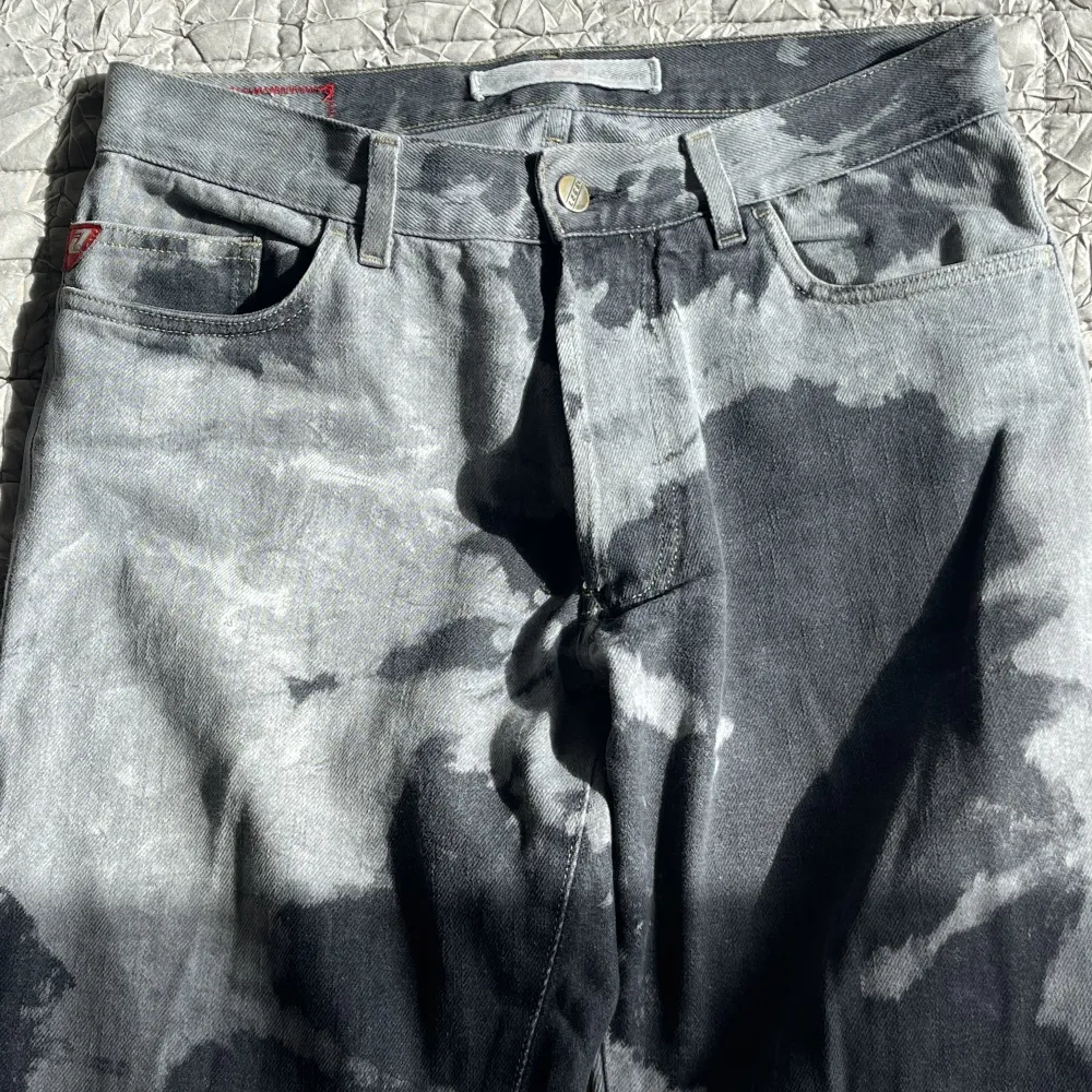 Gråa jeans i snygg tvätt. Strl 30/33 . Jeans & Byxor.