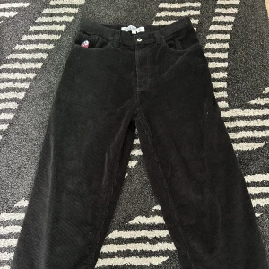 Polar Big Boys Cords - Svarta corduroy big boys, perfekta att skejta i. Varsamt använda och i suveränt skick. Storlek S, hör av er vid frågor!