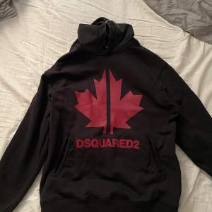 Säljer min dsquared2 hoodie pga att jag tröttnar på stilen - nyskick -  passar storlek S