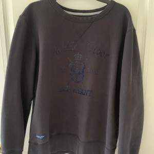 Skön fin sweatshirt av märket Robbie Moor Lite sliten på texten på framsidan men syns knappt vid användning Priset kan diskuteras!