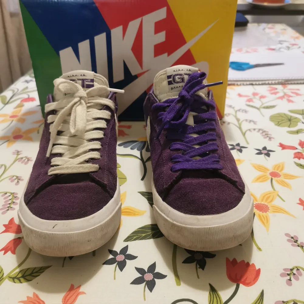 Säljer ett bara schyssta lila mocka Nike. Vita och lila skosnören följer med. Knappt använda då dom varit för små för mig.. Skor.