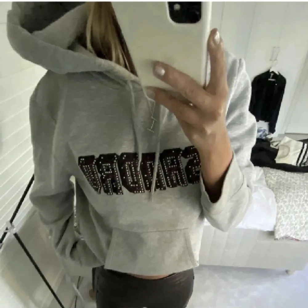 Super snygg sandro Paris hoodie som ej finns att köpa längre. Använt skick men några av stenarna har åkt av men inget man ser. Lite nopprig inuti och utanpåoch lite rost på ena där snorret sitter. Passar perfekt på mig som är 1.68 lång och oftast bär S/M.. Hoodies.