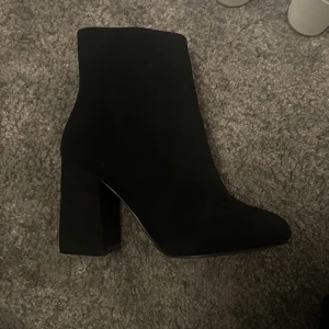 Svarta stövlättet - Svarta stövletter från Boohoo. Ca 6 cm klack. Aldrig använda. 7-8 cm klack