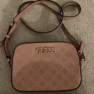 Guess väska - Köpt för 800, använd några gånger men i princip nyskick🥰 (kan fraktas med dustbagen)