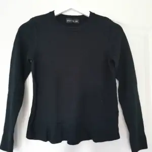 Superskön svart tröja i 100% merinoull från märket Stockholm. Lite liten i storlek men bra skick!