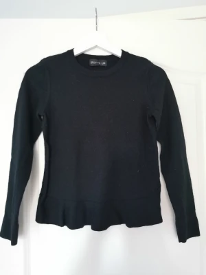 Merinoullströja - Superskön svart tröja i 100% merinoull från märket Stockholm. Lite liten i storlek men bra skick!