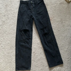 Svarta baggy jeans - Säljer dessa högmidjade svarta baggy jeans från shein. Storlek S, sitter perfekt i midjan. Säljer pga de ej kommit till användning. Priset pga att dragkedjan är lite sne men inget synligt eller störande.