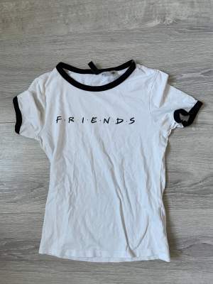 En lite tajtare tröja med texten Friends på
