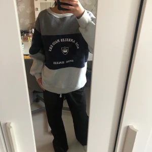 Oversized Sweatshirt  - Säljer min favorittröja i strl. S. Den är oversized och har ett unikt tryck på framsidan. Säljer då jag känner att jag aldrig kommer ha användning för den😕