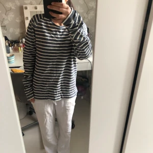 Randig Tröja - Säljer en mörkblå/vit randig sweatshirt från SCOTCH&SODA i strl. M. Använd våren/sommaren 22 och har aldrig använt sedan dess, därför säljer jag den. Har sytt upp kanten på slutet av tröjan (tredje bilden).