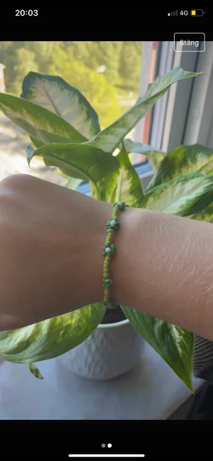 Grönt pärlarmband - Ett grönt blommigt pärlarmband, har själv gjort den💚