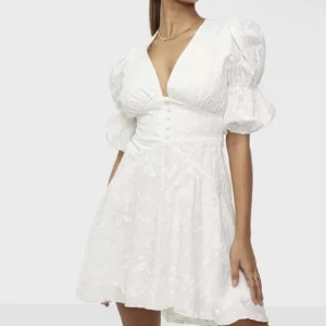 Adoore Silicy klänning  - Säljer denna superfina klänning ifrån Adoore. Helt slutsåld! Köp direkt för 1800❤️