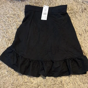 Svart kjol  - Ny kjol från Gina xxs nypris 249kr mitt pris 150kr 
