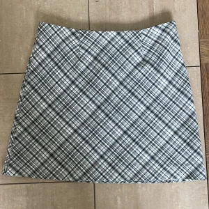 Kjol  - Snygg kjol som är cool att styla, Köpt second hand men i bra skick!! 