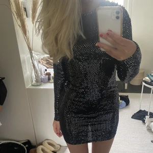 Glitter klänning  - Säljer min snygga glitterklänning som passar bra till fest eller nyår!🔥
