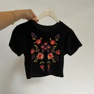 croppad t-shirt i sammet med broderade blommor. använd några få gånger!