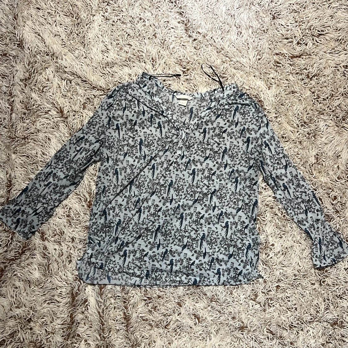 Vit/blå blus med blå fågelmönster H&M