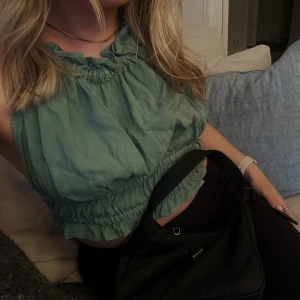 Grön topp från Zara - Assnygg grön topp från Zara! Knyts runt nacken och i ryggen! Använd fåtal gånger! 