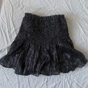 Fin kjol från Zara, svart med silverglittriga trådar. As fin med en stickad tröja till. Storlek M, passar nog S också. Jag är Xs och den är lite för stor för mig tyvärr. 