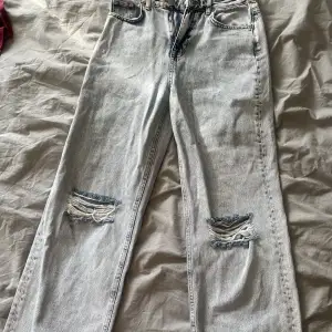 Säljer mina na-kd jeans som är köpta för ca 1år sedan! Säljer dem då dem är för små för mig, dessa par är ganska små i storleken då jag har ett par likadana i samma storlek som passar🥰 Byxorna ör helt oanvända! Alltså i nyskick💓 Skriv vid intresse💓💓