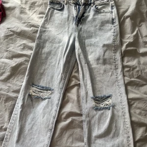 Vida högmidjade jeans - Säljer mina na-kd jeans som är köpta för ca 1år sedan! Säljer dem då dem är för små för mig, dessa par är ganska små i storleken då jag har ett par likadana i samma storlek som passar🥰 Byxorna ör helt oanvända! Alltså i nyskick💓 Skriv vid intresse💓💓