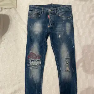 Jätte snygga dsq jeans med fina detaljer passar mig perfekt som har S även knappt använda då jag har andra av samma märke som jag använder mer!