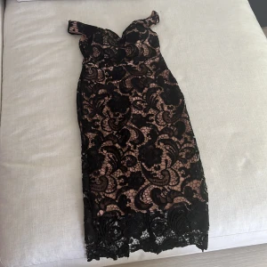 Spetsklänning - Nyskick 