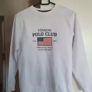 Vinson polo club tröja i storlek 150. Använd fåtal gånger. Liten svart fläck, se bild.