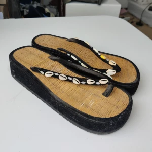 Platform flipflops - Säljer ett par strandiga platform flipflops med snäckor. En snäcka har ramlat av. Inga fler bilder. Vinnande bud betalar med köp nu 