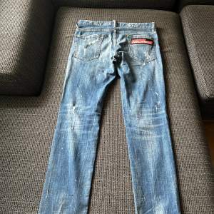 Jag säljer nu mina Dsquared2 jeans då jag längre inte använder dem alls. Köpte dem i Spanien/marbella för 3500kr. Dem är använda men i väldigt bra skick! (8-10) 