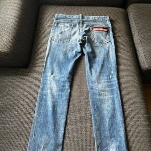 Dsquared2 jeans  - Jag säljer nu mina Dsquared2 jeans då jag längre inte använder dem alls. Köpte dem i Spanien/marbella för 3500kr. Dem är använda men i väldigt bra skick! (8-10) 