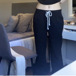 Svarta linnebyxor - Startar en ny budgivning  på mina superfina linnebyxor igen pga att den förra som skulle köpa på den gamla budgivning inte va seriös. 😕 Sitter fint på mig som är 162. Från hm, nypris:400 köpta i polen! Förra sommaren. Jätte fint skick. Höj med minst 10kr