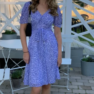 Blå/lila klänning - Söt klänning som endast använts en gång förra sommaren, så den är i superfint skick❤️ Den har ett band vid midjan som gör att klänningen får ett otroligt fint sval och framhäver ens kropp. Orginellt pris: 499kr. Frakten ingår i priset💌