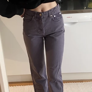 Lila jeans ifrån ginatricot  - Säljer dessa snygga lila jeans från Gina i modellen 90s highwaist, inte alls mkt använda då de inte är min stil längre