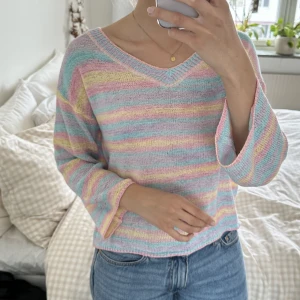 Stickad tröja - Färgglad tröja perfekt inför sommaren. Endast testad.