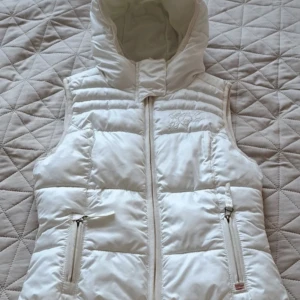 Vit y2k väst - Snygg vit väst som sitter fint runt kroppen. Köptes på vinted men använde nästan aldrig. För fler bilder kom privat! 