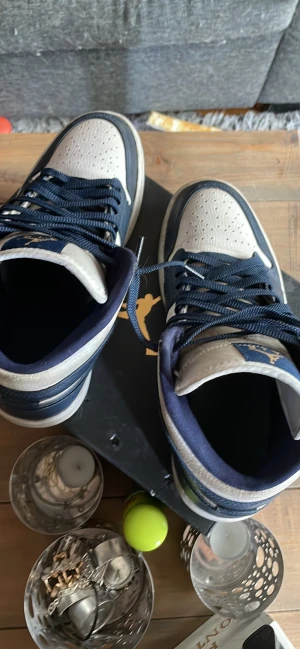 Jordans 1 - Hej nu jag vill sälja mina Jordans 1 hej nu jag vill sälja mina Jordans 1 som inte används längre är lite smutsiga men inga skador är i storlek 42,4 finns i Örebro 