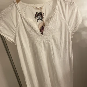 Sommarklänning - En superfin vit sommarklänning från oddmolly, oandvänd med prislapp kvar!💗