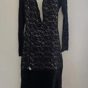 En lång svart helt ny klänning som har köptes för 990 kr på rea, helt oanvänd.
