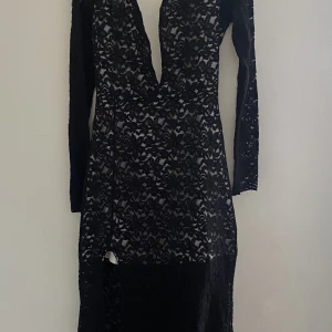 Lång svart klänning - En lång svart helt ny klänning som har köptes för 990 kr på rea, helt oanvänd.