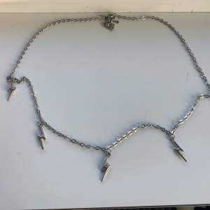 Säljer detta fina halsband då jag aldrig använt de och kommer inte heller komma till användning. Kommer inte ihåg vart jag köpte de, men är som nyskick! 💕