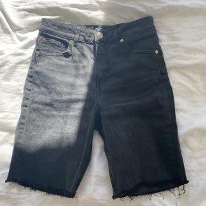 Svarta shorts - Svarta halvlånga shorts. Är i strl 38 men är små i storleken så skulle säga att dom är mer 36.