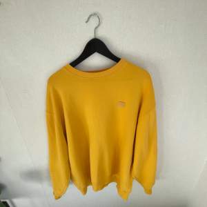 Riktigt schysst gul sommar sweatshirt oversized fit, storlek M men snarare L!  Condition: 8/10, använd men väl omhändertagen!  Inköpt från Acnes hemsida 2000 kronor , kvitto finns. 