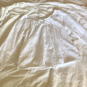 Vit blus - Supersöt vit blus med hålbroderier ifrån rosebud. Perfekt till sommaren💕