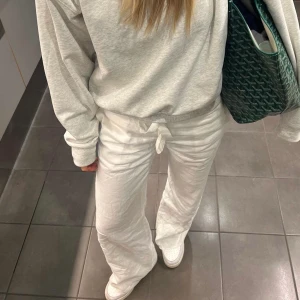 Linnebyxor alobha - Linnebyxor från Alobha i den nya modellen som är helt slutsålda på hemsidan. Säljer för att dem är lite korta för mig som är 180cm💞 