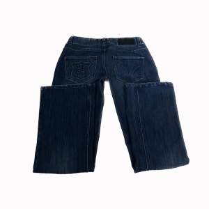 Så fina lågmidjade y2k bootcut jeans med unika bakfickor! 😍 midjemåttet: 38cm tvärsöver innerbenslängd: 76cm PS. Kolla igenom mitt konto ni kommer hitta många y2k och vintage plagg!