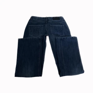 lågmidjade y2k bootcut jeans - Så fina lågmidjade y2k bootcut jeans med unika bakfickor! 😍 midjemåttet: 38cm tvärsöver innerbenslängd: 76cm PS. Kolla igenom mitt konto ni kommer hitta många y2k och vintage plagg!