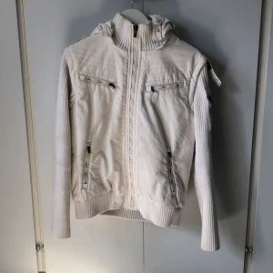 Cardigan jacka - Det cardigan jacka från Jack&Jones, jackan är i 6/10 skick men är väl omhändertagen. Pälskrage medföljer som är löstagbar, man kan även ta bort armarna och luvan så det blir som en väst. Nypris 1800kr.