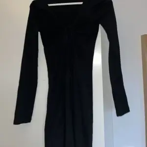 Säljer denna super fina klänning från egenk&od klänning med knytning vid bröstet köpt på zalando. Den är i hel nytt skick då den endast är använd en gång 