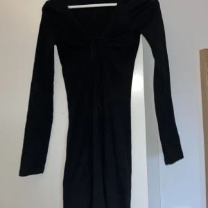 Exen & od klänning  - Säljer denna super fina klänning från egenk&od klänning med knytning vid bröstet köpt på zalando. Den är i hel nytt skick då den endast är använd en gång 